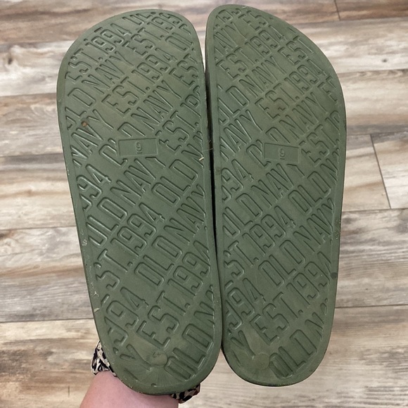 Old navy camo sandals - Picture 2 of 3